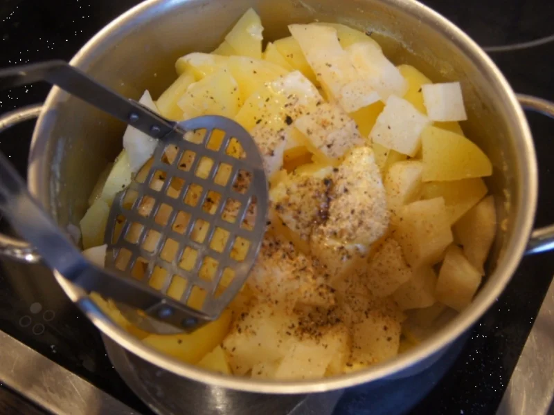 Gefüllte Spitzpaprika auf Waldpilzrahmsauce mit herzhaften Sellerie-Kartoffelstampf - Rezept - Bild Nr. 4482