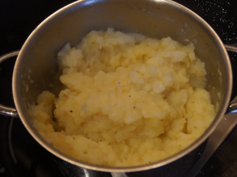 Gefüllte Spitzpaprika auf Waldpilzrahmsauce mit herzhaften Sellerie-Kartoffelstampf - Rezept - Bild Nr. 4483