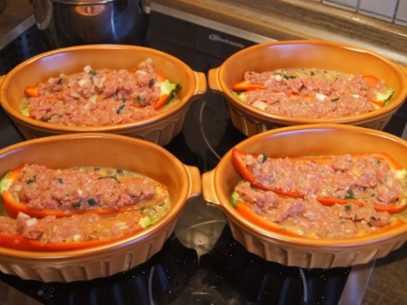 Gefüllte Spitzpaprika auf Waldpilzrahmsauce mit herzhaften Sellerie-Kartoffelstampf - Rezept - Bild Nr. 4484