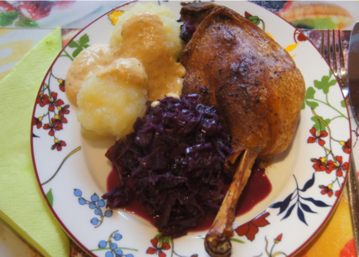Gänsekeule mit Gemüse-Rahm-Sauce, Knödel und Ananas-Apfel-Rotkohl ...