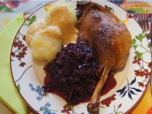 Gänsekeule mit Gemüse-Rahm-Sauce, Knödel und Ananas-Apfel-Rotkohl ...