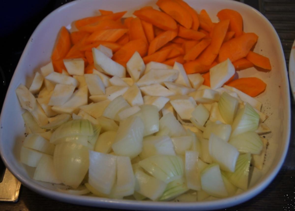 Gänsekeule mit Gemüse-Rahm-Sauce, Knödel und Ananas-Apfel-Rotkohl - Rezept - Bild Nr. 4479