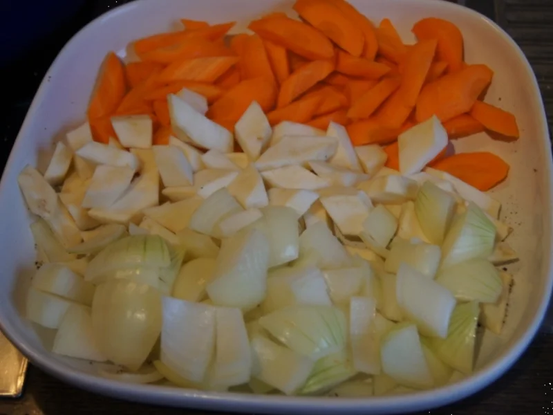 Gänsekeule mit Gemüse-Rahm-Sauce, Knödel und Ananas-Apfel-Rotkohl - Rezept - Bild Nr. 4479