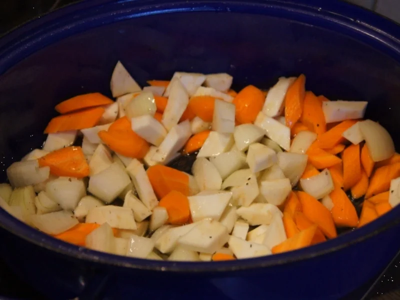 Gänsekeule mit Gemüse-Rahm-Sauce, Knödel und Ananas-Apfel-Rotkohl - Rezept - Bild Nr. 4480