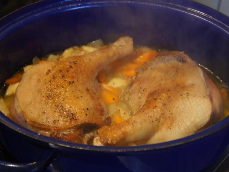 Gänsekeule mit Gemüse Rahm Sauce, Knödel und Ananas Apfel Rotkohl ...