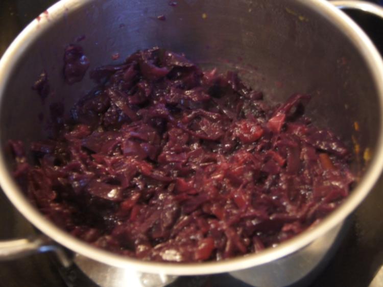 Gänsekeule mit Gemüse Rahm Sauce, Knödel und Ananas Apfel Rotkohl ...