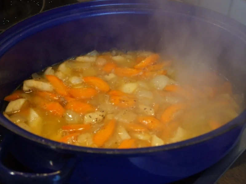 Gänsekeule mit Gemüse-Rahm-Sauce, Knödel und Ananas-Apfel-Rotkohl - Rezept - Bild Nr. 4485