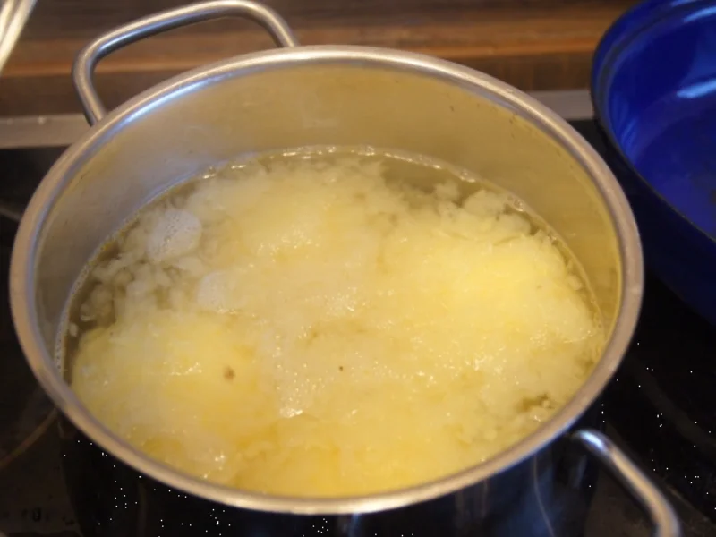 Gänsekeule mit Gemüse-Rahm-Sauce, Knödel und Ananas-Apfel-Rotkohl - Rezept - Bild Nr. 4486