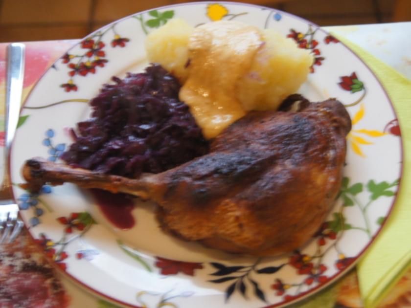 Gänsekeule mit Gemüse Rahm Sauce, Knödel und Ananas Apfel Rotkohl ...