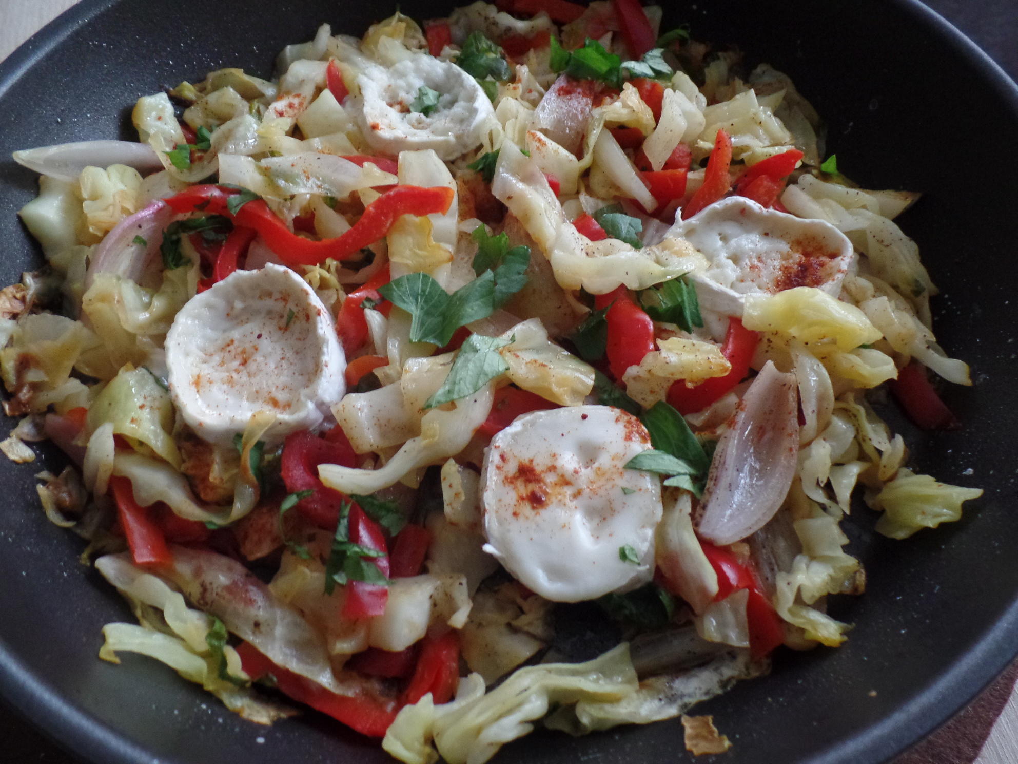 Spitzkohlpfanne mit Ziegenkäse - Rezept Eingereicht von Sheeva1960