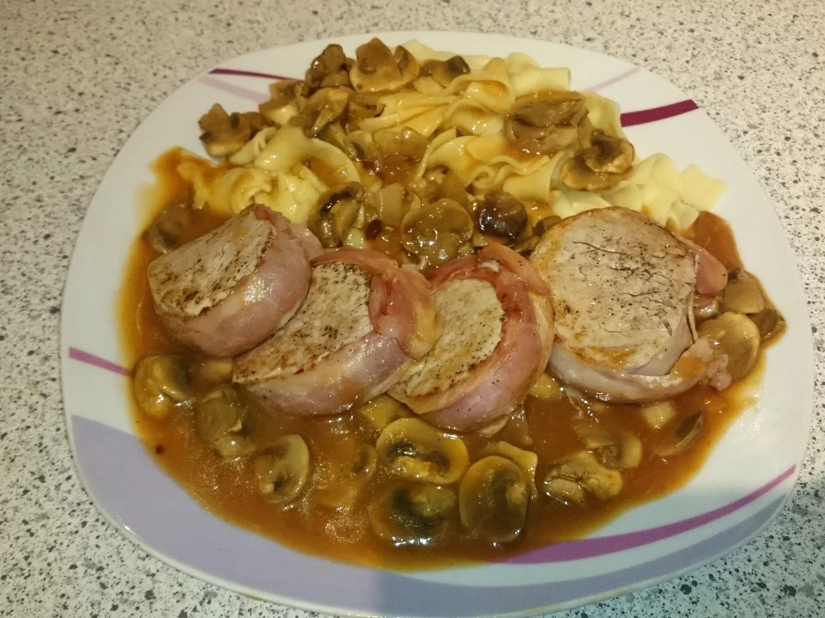 Schweinemedallions mit Bacon in Champignon-Soße - Rezept - Bild Nr. 2
