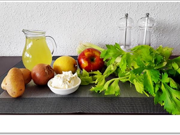 Staudensellerie Creme Suppe mit gebratenen Apfelscheiben - einfach ...