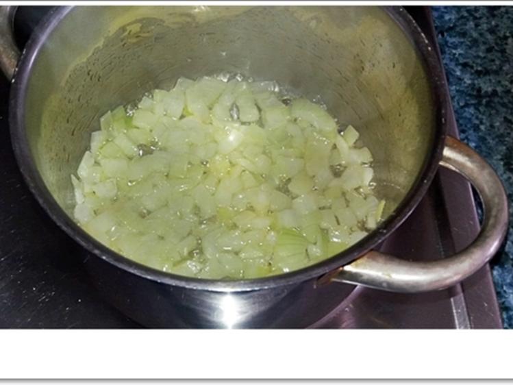 Staudensellerie Creme Suppe mit gebratenen Apfelscheiben - einfach ...