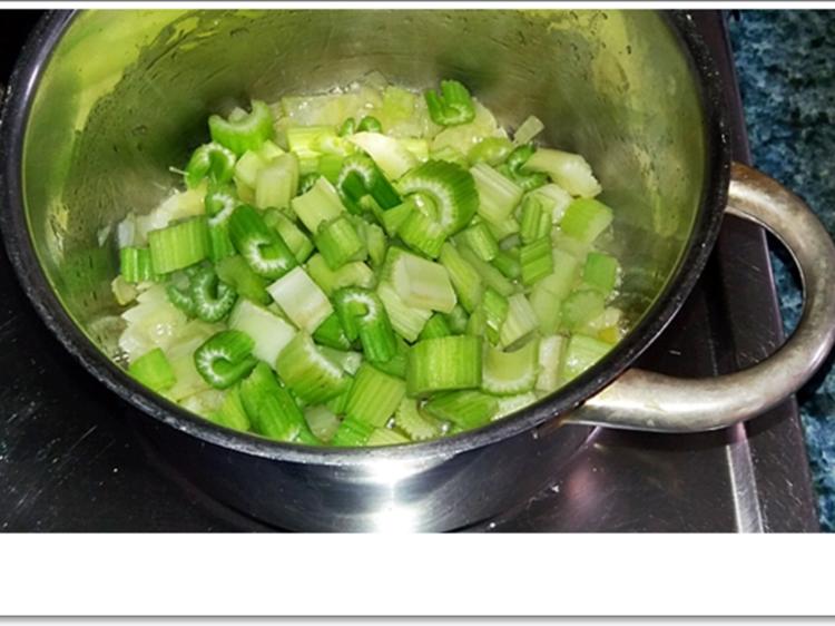 Staudensellerie Creme Suppe mit gebratenen Apfelscheiben - einfach ...
