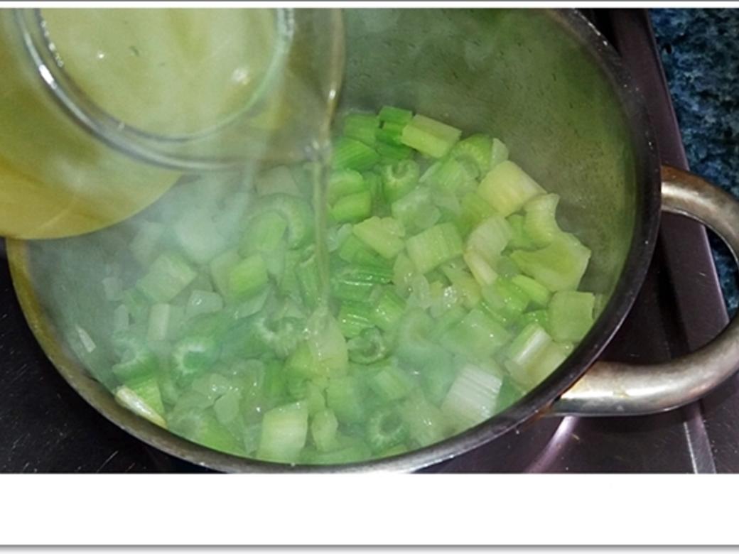 Staudensellerie Creme Suppe mit gebratenen Apfelscheiben - einfach ...