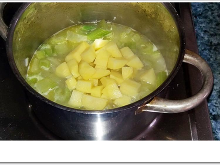 Staudensellerie Creme Suppe mit gebratenen Apfelscheiben - einfach ...