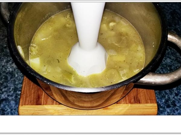 Staudensellerie Creme Suppe mit gebratenen Apfelscheiben - einfach ...
