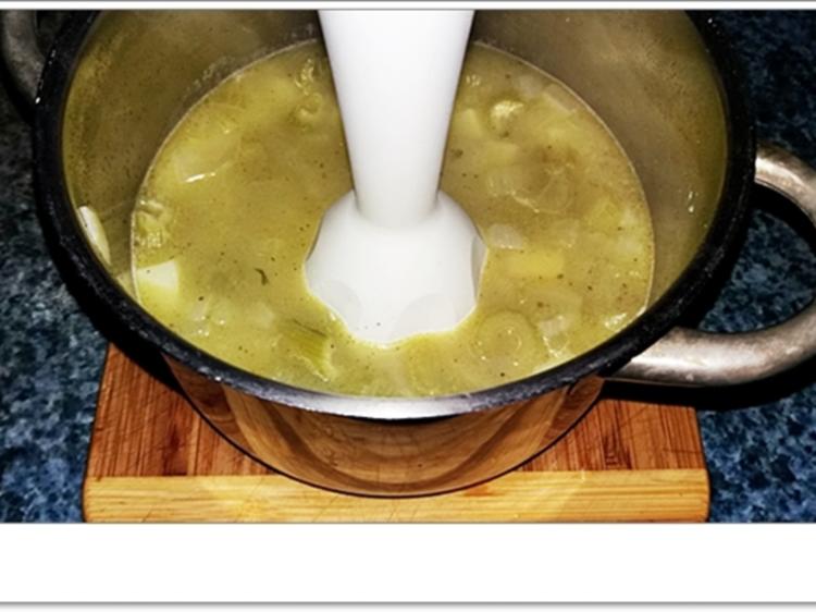 Staudensellerie Creme Suppe mit gebratenen Apfelscheiben - einfach ...