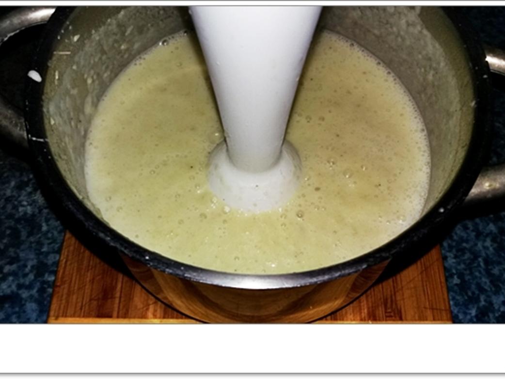 Staudensellerie Creme Suppe mit gebratenen Apfelscheiben - einfach ...