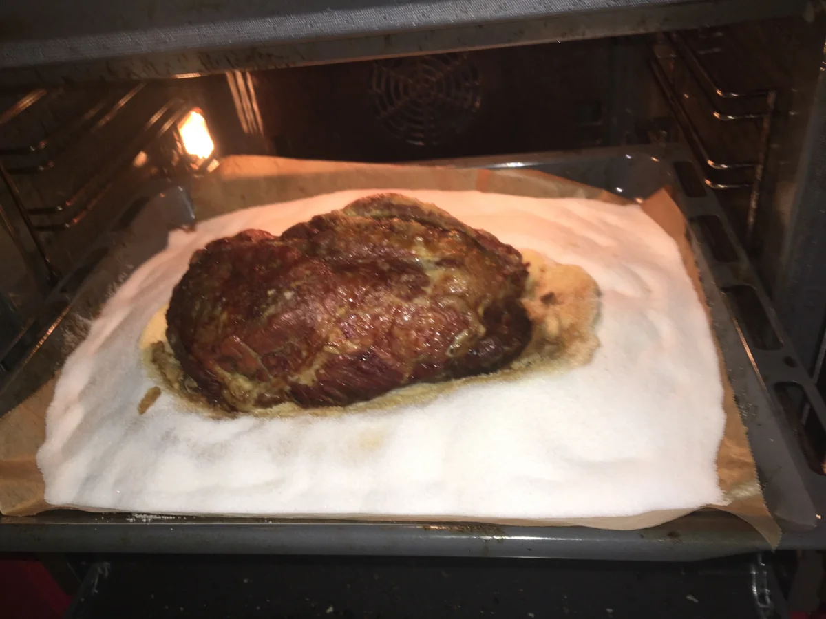 Schweinenackenbraten auf Salzbett - Rezept - Bild Nr. 2
