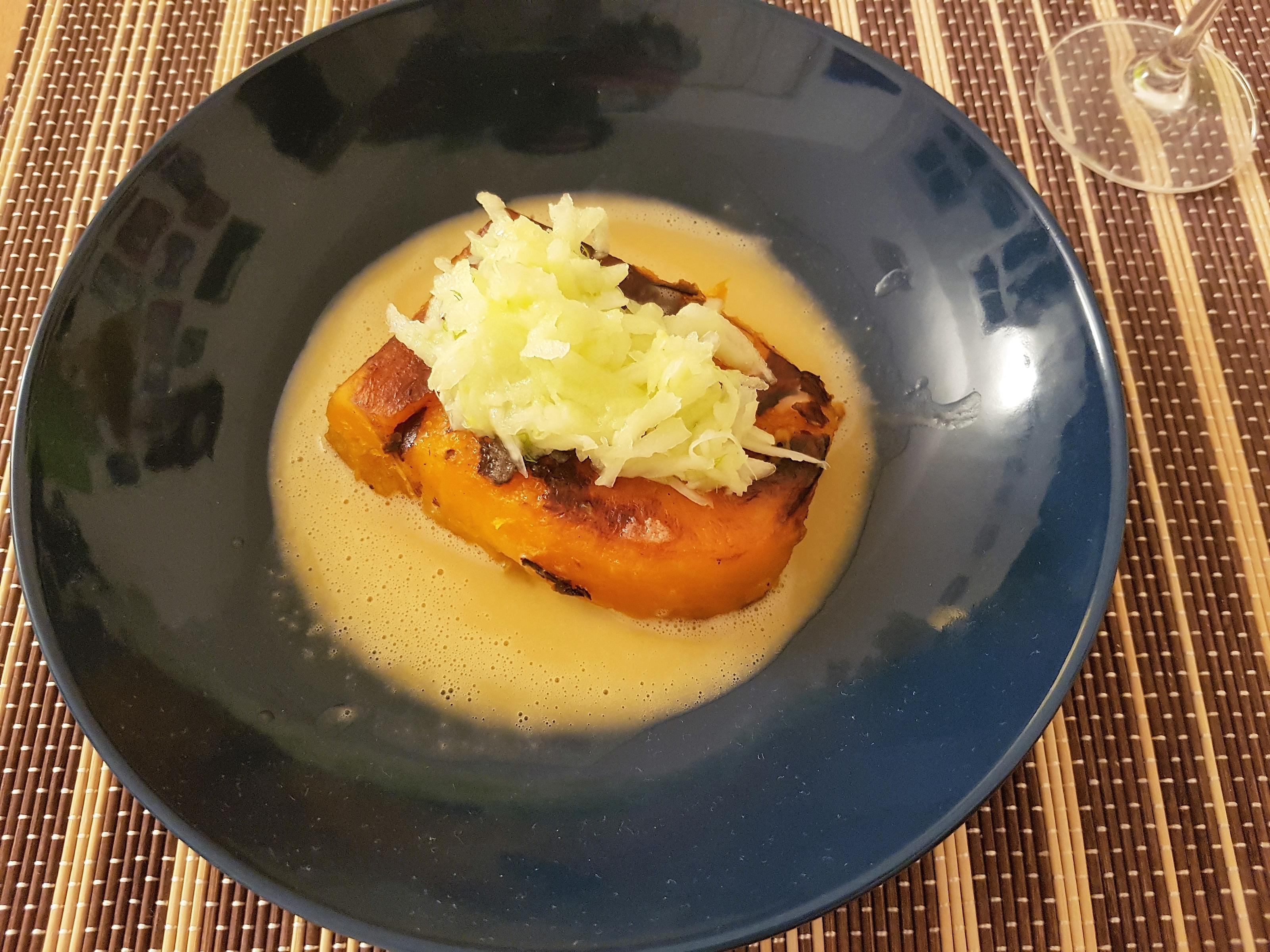 Geschmorte Kürbisschnitte mit Fenchel-Apfelsalat und
Rooibusch-Beurre-Blanc - Rezept By sequenzer