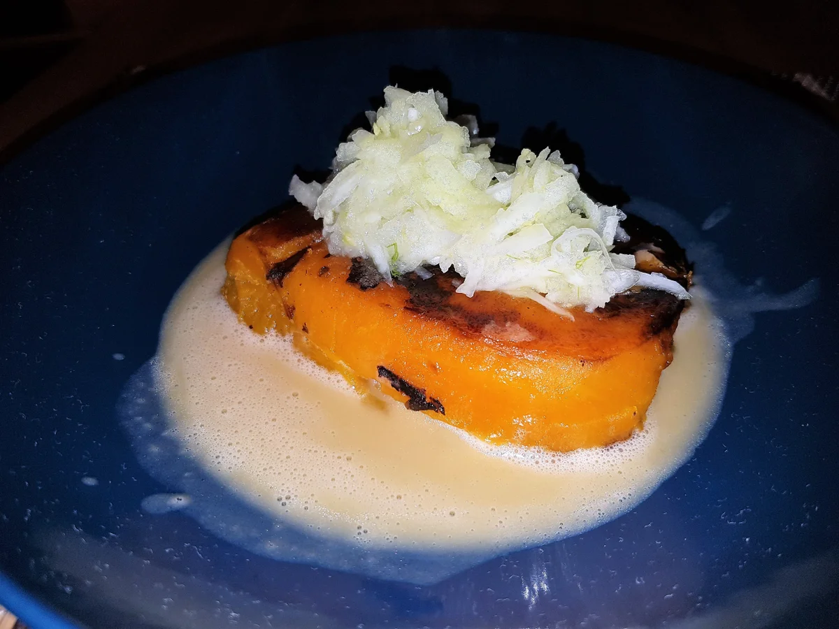 Geschmorte Kürbisschnitte mit Fenchel-Apfelsalat und Rooibusch-Beurre-Blanc - Rezept - Bild Nr. 4558