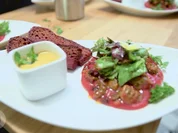 „Wildes Spektakel“ Wilder Herbstsalat mit Kürbisgnocchi auf Himbeer-Prosecco-Mousse - Rezept - Bild Nr. 3