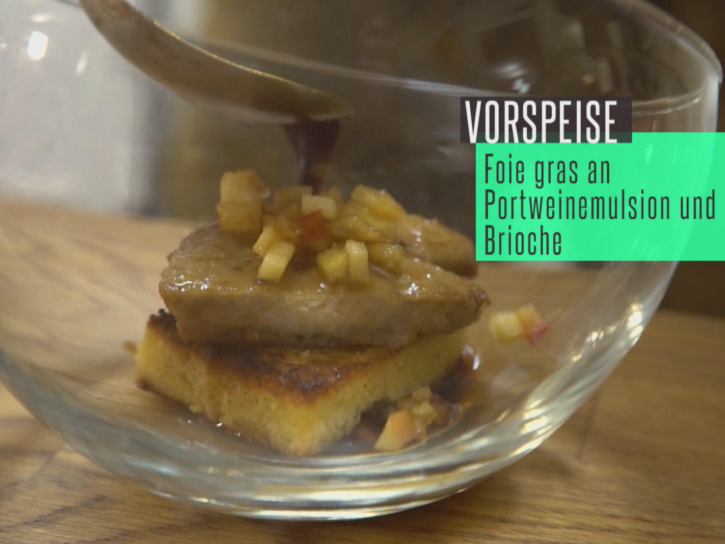 Bilder für FOIE GRAS DE CANARD an Portweinemulsion, Brioche und karamellisiertem Apfel - Rezept