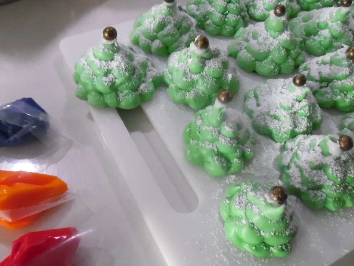 Weihnachtsbäume aus Baiser - Rezept - Bild Nr. 3