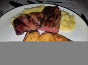Pluma mit Kerbelwurzel und geräuchertem Kartoffelpüree - Rezept - Bild Nr. 2