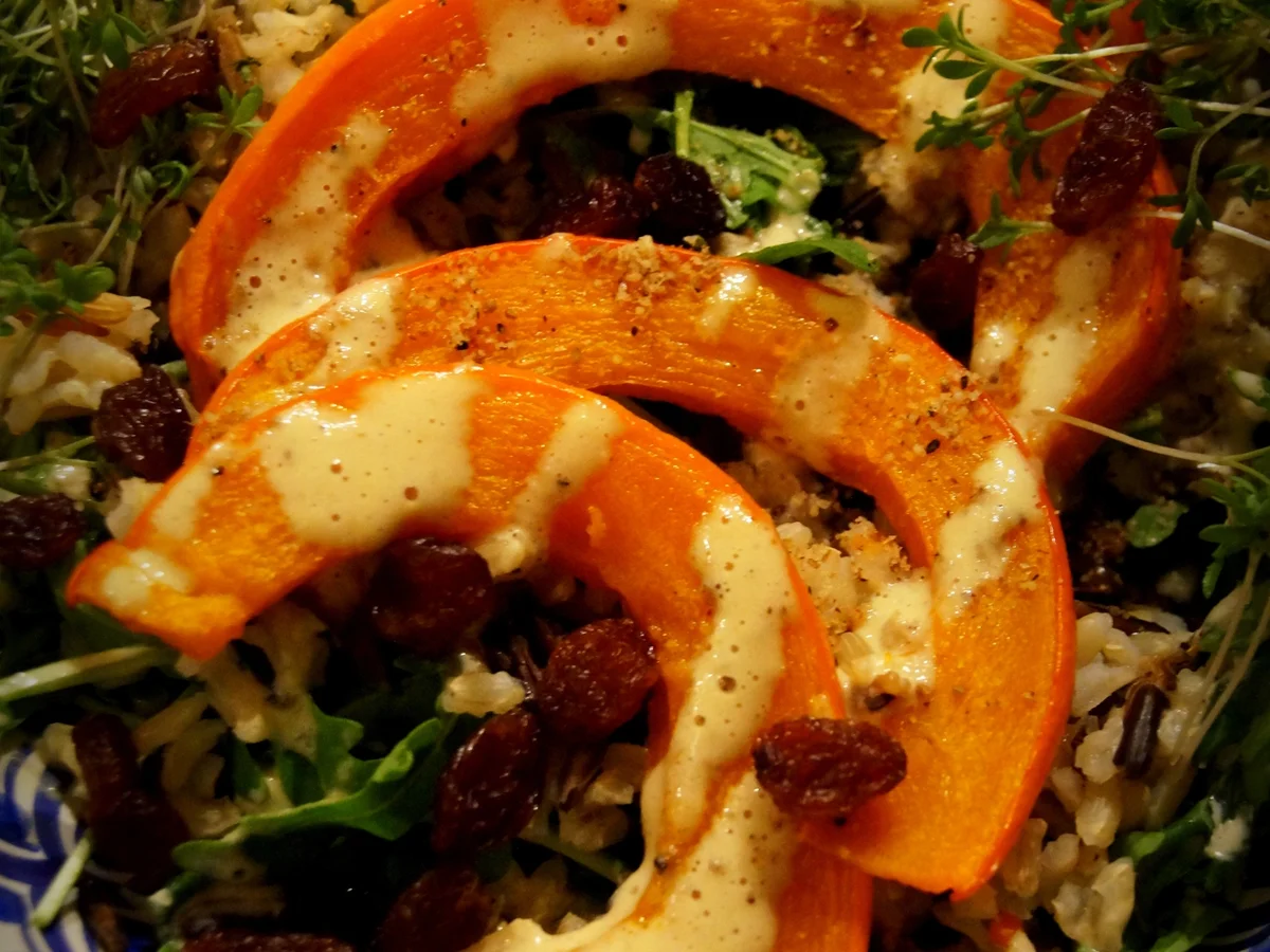 Kürbis aus dem Ofen mit Wildreis und Orangen-Sesam-Sauce - Rezept - Bild Nr. 2