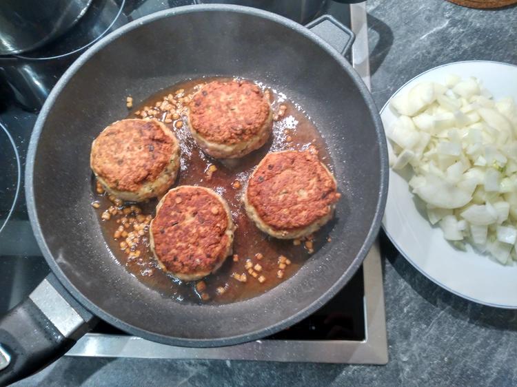 Frikadelle in Zwiebelsoße Rezept mit Bild kochbar.de