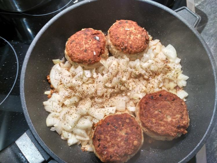 Frikadelle in Zwiebelsoße - Rezept mit Bild - kochbar.de