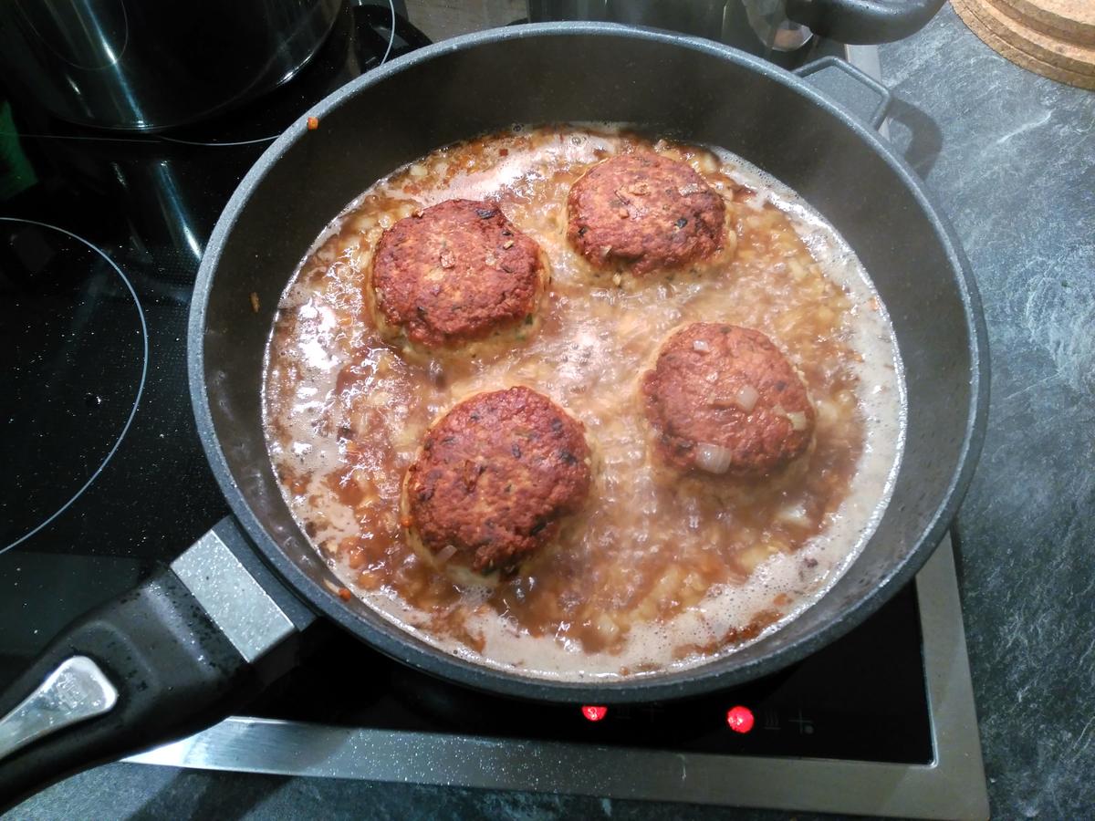 Frikadelle in Zwiebelsoße - Rezept mit Bild - kochbar.de