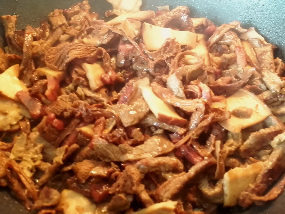 Rezept: Gemischte Pilzsauce mit Rinderstreifen auf Maccheroni al ferreto Bild Nr. 4558 Gemischte Pilzsauce mit Rinderstreifen auf Maccheroni al ferreto - Rezept - Bild Nr. 4558