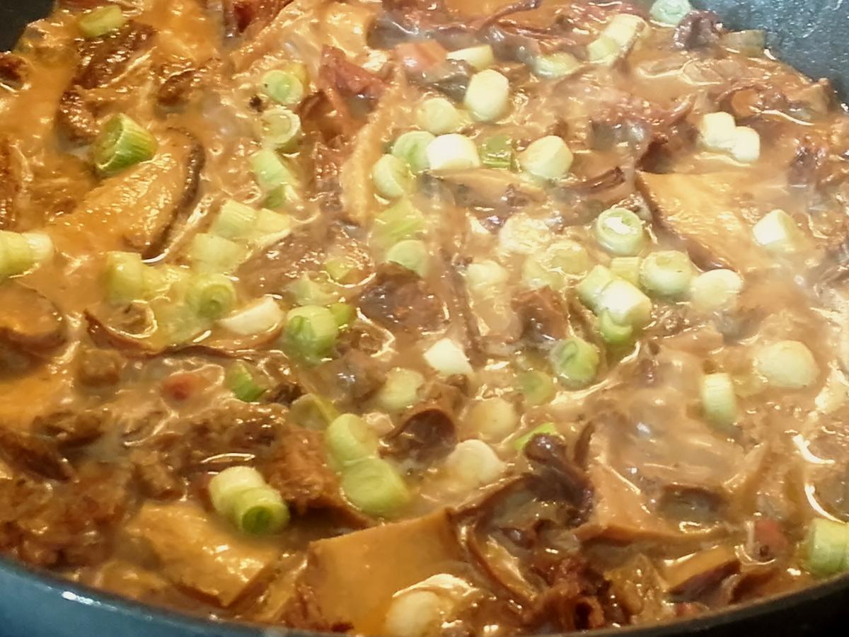 Gemischte Pilzsauce mit Rinderstreifen auf Maccheroni al ferreto ...