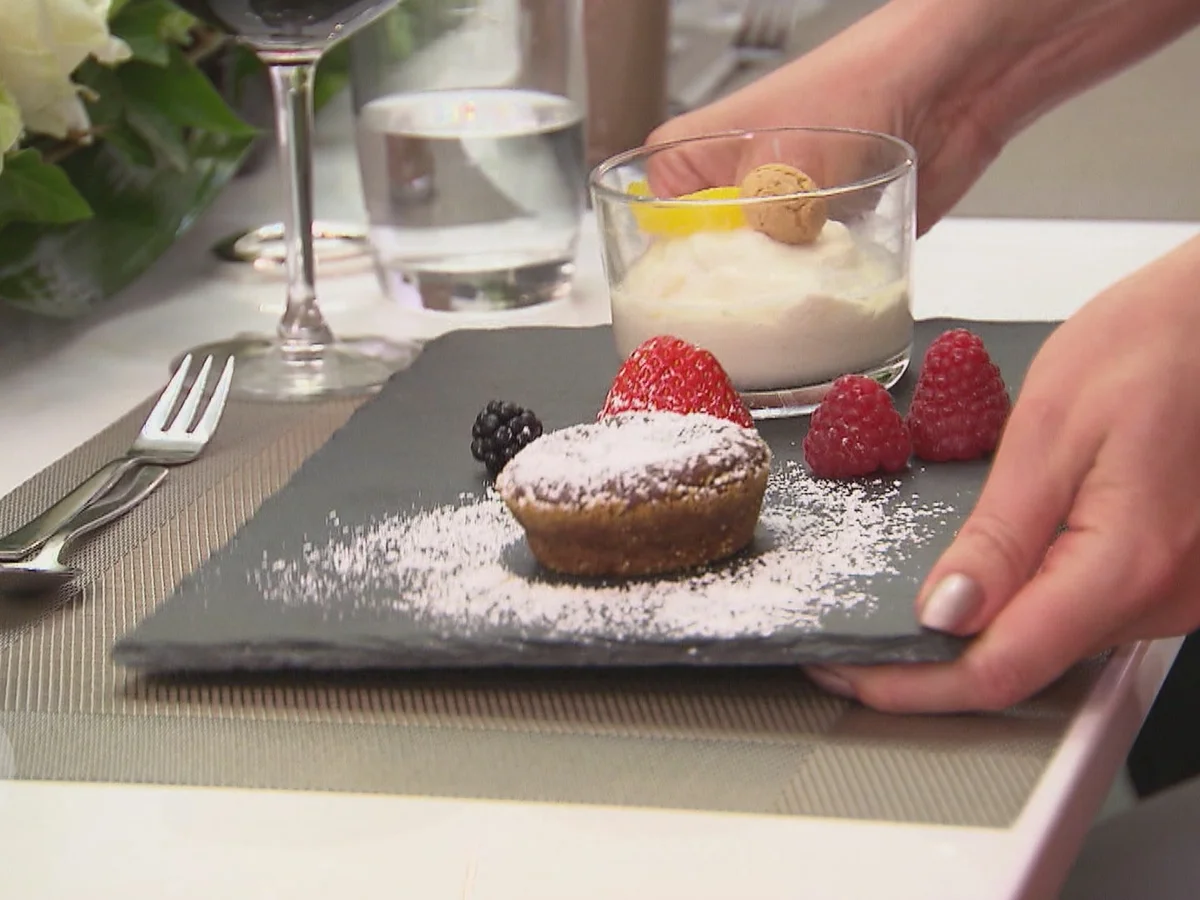 Warmes Schokoladenküchlein mit einer Orangencreme und Früchten - Rezept - Bild Nr. 2