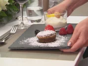 Warmes Schokoladenküchlein mit einer Orangencreme und Früchten - Rezept - Bild Nr. 2