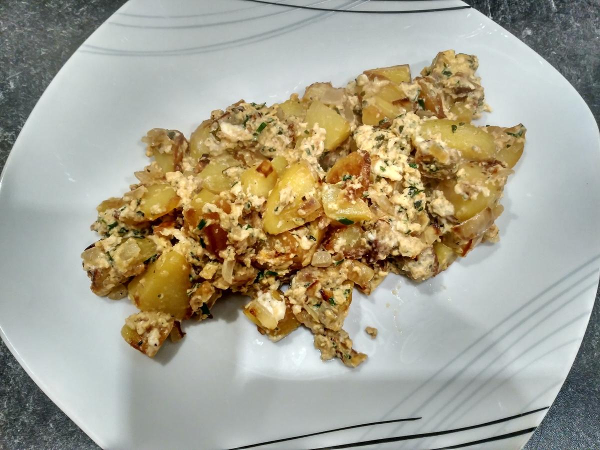 Deftige Kartoffelpfanne mit Feta und Ei - einfach - von joerg-h1