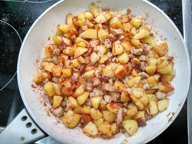 Deftige Kartoffelpfanne mit Feta und Ei - Rezept - kochbar.de
