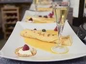 Crêpes Grand Marnier mit Orangencremefüllung auf Orangenspiegel - Rezept - Bild Nr. 2