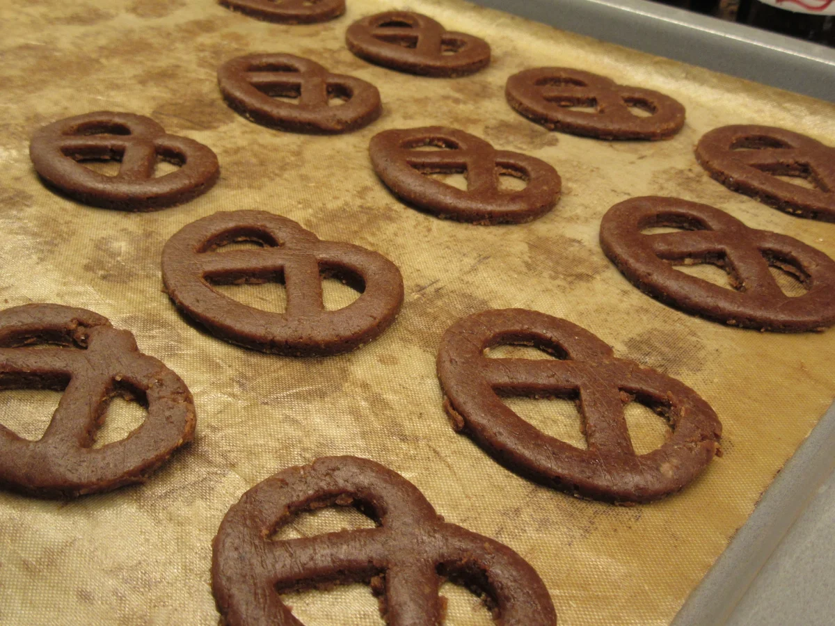 Plätzchen: Schokobrezeln mit Salz - Rezept - Bild Nr. 4590