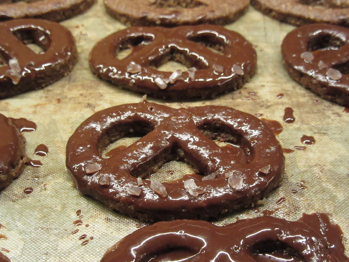 Plätzchen: Schokobrezeln mit Salz - Rezept - Bild Nr. 4591