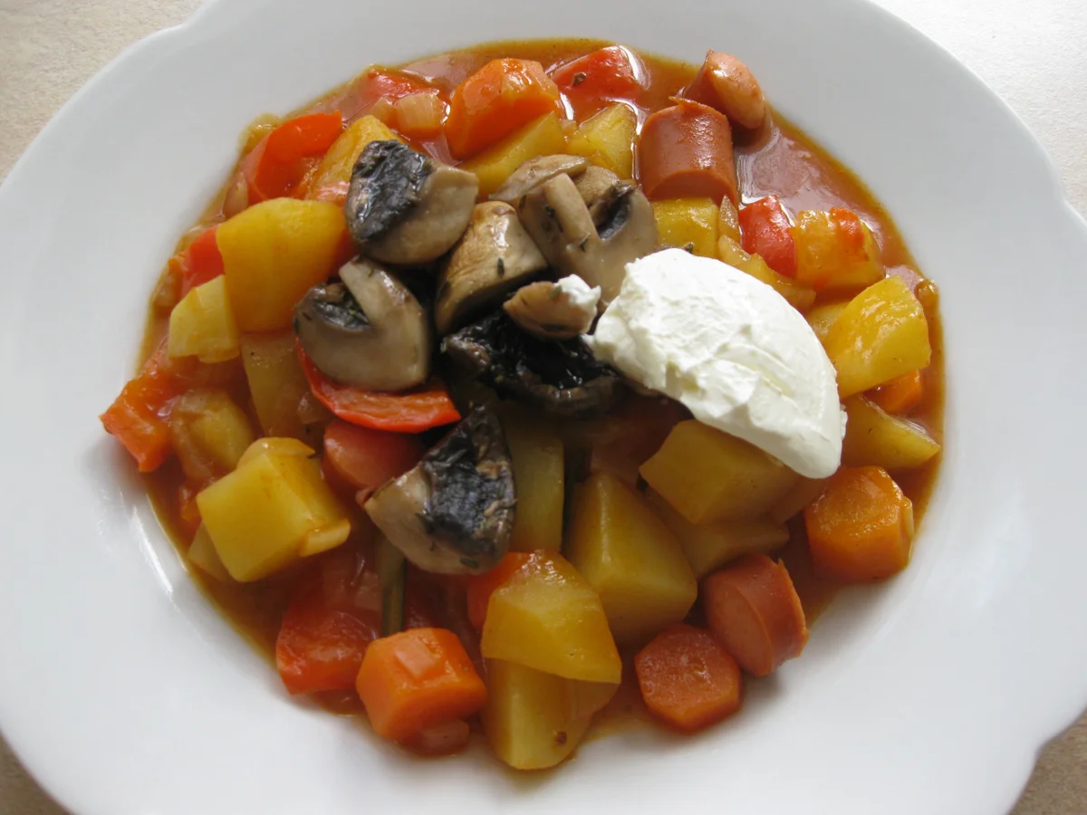 Kartoffel-Gulasch mit Würstchen und Champignons - Rezept - Bild Nr. 4576