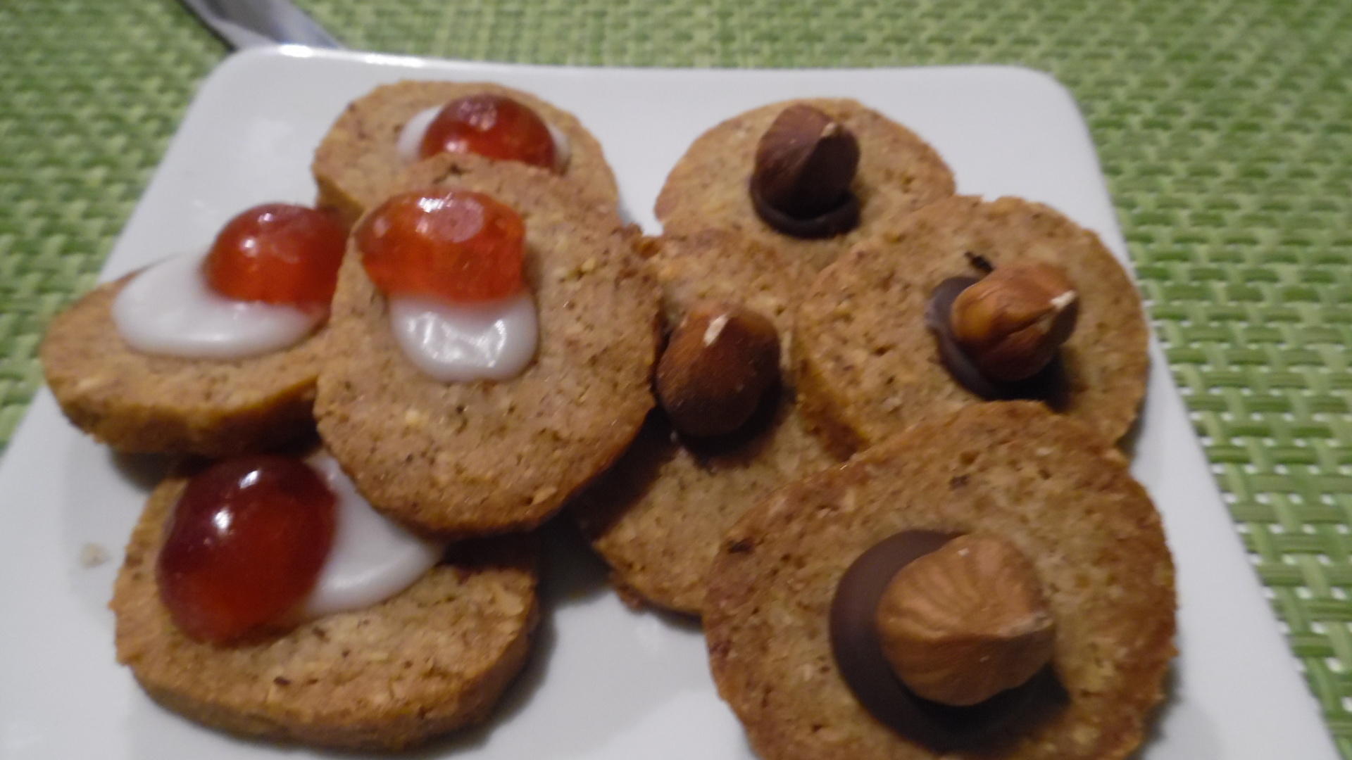 Bilder für Engadiner knuspriges Haselnuss-Gebäck mit zweierlei Deko - Rezept