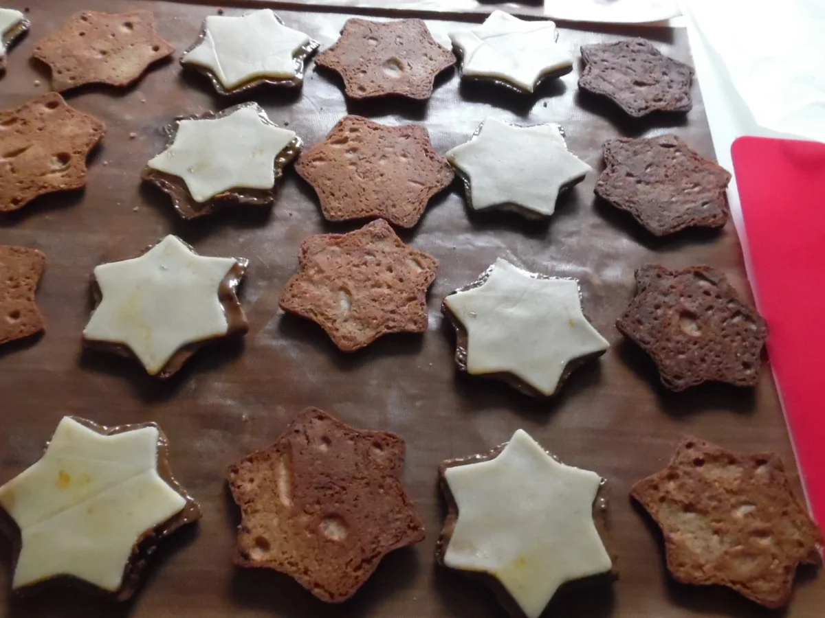 Rezept: Mokka-Sterne mit Marzipanfüllung Bild Nr. 4630 Mokka-Sterne mit Marzipanfüllung - Rezept - Bild Nr. 4630