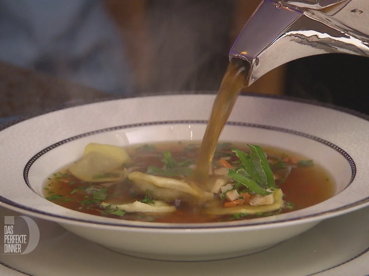 Rezept: Wild-Consommé mit selbstgemachten Ravioli Bild Nr. 4603 Wild-Consommé mit selbstgemachten Ravioli - Rezept - Bild Nr. 4603
