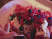 Baiser mit Sahne und Beeren - Rezept - Bild Nr. 4603