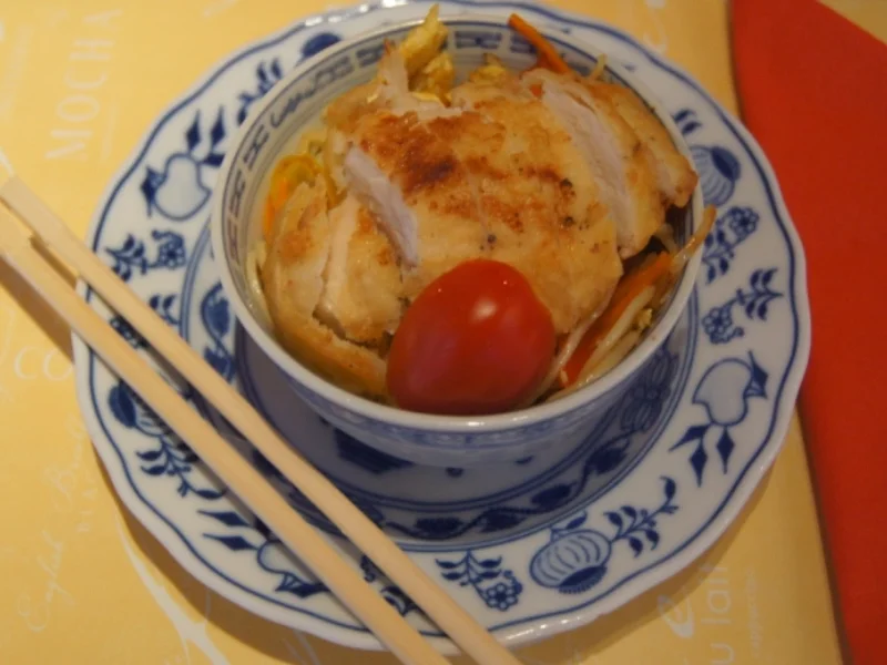 Gebratene Nudeln mit Ei, Gemüsestreifen und gebackenen Hähnchenbrustfilet - Rezept - Bild Nr. 4603