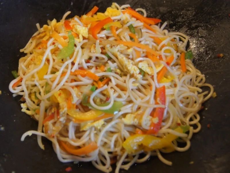 Gebratene Nudeln mit Ei, Gemüsestreifen und gebackenen Hähnchenbrustfilet - Rezept - Bild Nr. 4604